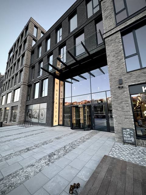 Vstup do moderní budovy kliniky